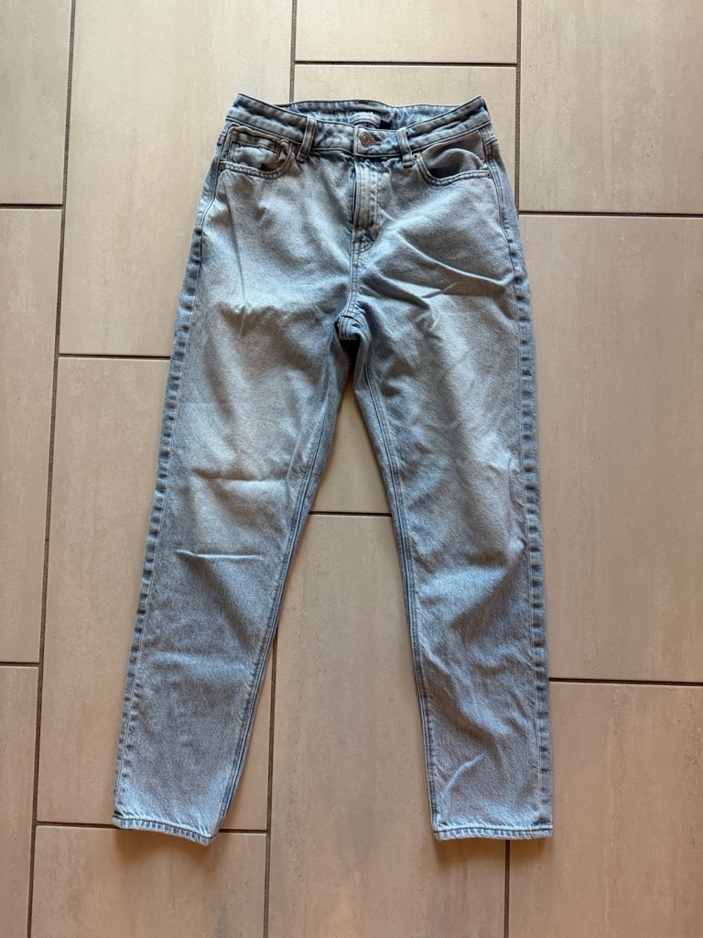 American Eagle Outfitters Strigid Mom Jeans - light wash